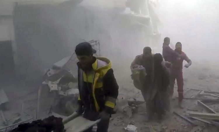 
    Selv om målet for våbenhvilen ifølge FN-resolution er at bringe nødhjælp og medicin til nødstedte i Ghouta fortsætter bombardementet i forstaden til Damaskus.  Uncredited/AP