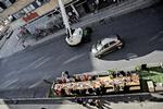 Lokale har erobret plads fra bilerne og får fælles morgenmad ved en aktion i Tåsingegade på Østerbro. Nu kan politikerne give flere gader fri til opfyldelse af de lokale borgeres ønsker. Joachim Adrian/POLFOTO