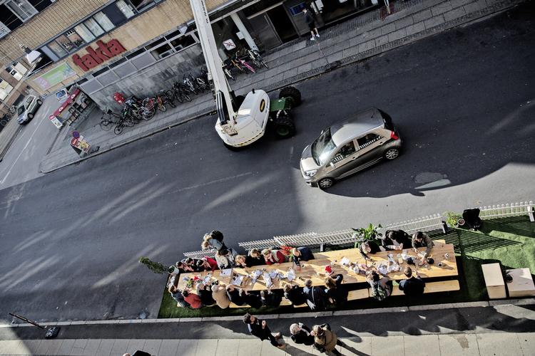 Lokale har erobret plads fra bilerne og får fælles morgenmad ved en aktion i Tåsingegade på Østerbro. Nu kan politikerne give flere gader fri til opfyldelse af de lokale borgeres ønsker. Joachim Adrian/POLFOTO