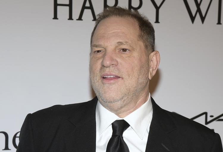 Den detroniserede filmmogul Harvey Weinsteins adfærd har nu kostet dyrt for The Weinstein Company.  Charles Sykes/AP
