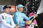 Michael Valgren styrer med sikker hånd champagnejublen på podiet sammen med polakken Lukasz Wisniowski og belgieren Sep Vanmarcke efter Omloop Het Nieuwsblad.
   Yorick Jansens/Ritzau Scanpix