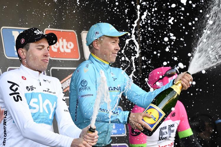 Michael Valgren styrer med sikker hånd champagnejublen på podiet sammen med polakken Lukasz Wisniowski og belgieren Sep Vanmarcke efter Omloop Het Nieuwsblad.
   Yorick Jansens/Ritzau Scanpix