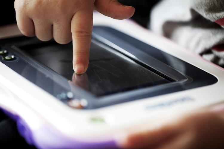 Tablets og smartphones risikerer ifølge eksperter at have en bivirkning, der ikke har fået meget opmærksomhed: Børn får ikke trænet deres muskler i hænderne, når de kan nøjes med at lade fingrene glide hen over skærmen - som her på en særlig børnetablet. Kasper Løftgaard/POLFOTO