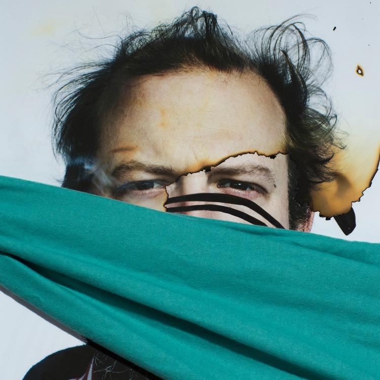 Nå ja, det er vist noget med, at Justin Vernon ikke længere vil være kendt, så det er ikke umiddelbart til at finde et ordentligt foto af ham. Under Haven Festival var der fotoforbud til koncerten, så nu har vi måtte nøjes med dette pressefoto, hvor det meste af hans ansigt er tildækket. Håber at I kan leve med det, kære læsere. Pr-foto, Cameron Wittig & Crystal Quinn