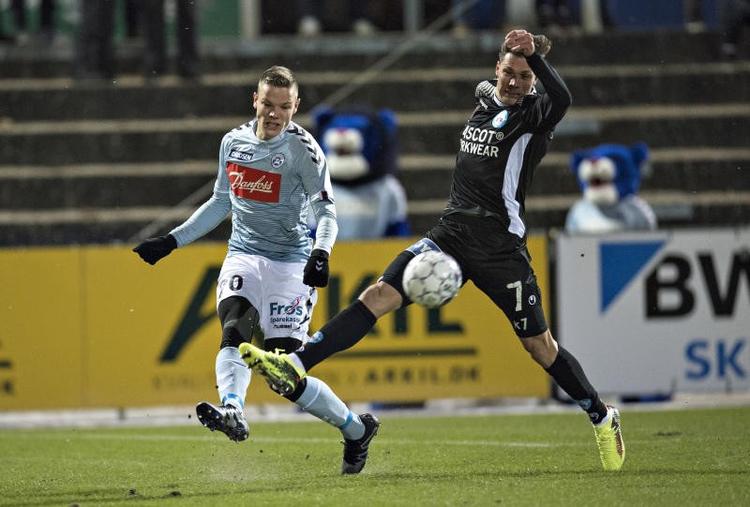 Sønderjyskes Stefan Gartenmann (tv.) i nærkamp med Stephan Petersen fra Silkeborg under mandag aftens superligaopgør i Haderslav.  