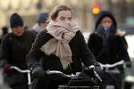Halstørklæder, huer og vanter var skattede beklædningsgenstande her til morgen. Her kæmper et par af morgenens cyklister sig gennem kulden på Rådhuspladsen i København. 
   
   Jens Dresling/POLFOTO