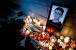 En forbipasserende tænder et lys foran redaktionslokalerne for  Aktuality.sk. Det var her Jan Kuciak arbejdede, indtil han forleden blev skudt af ukendte gerningsmænd. Også hans kæreste blev dræbt. 
     
   Vladimir Simicek/Ritzau Scanpix