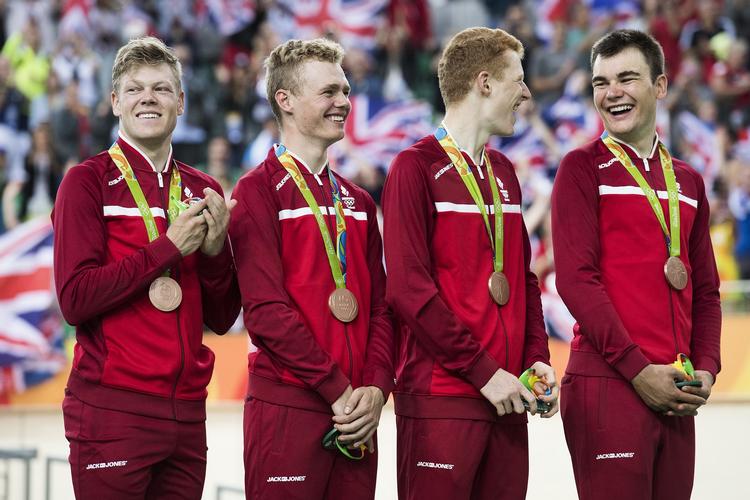 Glæden var ikke til at tage fejl af ved medaljeoverrækkelsen i Rio hos fra venstre Lasse Norman, Niklas Larsen, Frederik Rodenberg og Casper Folsach. Nu skal de tre sidstnævnte forsøge at nå til tops ved VM.
     Tycho Gregers/POLFOTO