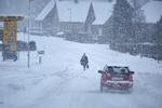 Sne og vintervejr på Bornholm. Her en ældre kvinde på vej til bussen i Klemensker i går.
   Pelle Rink/Ritzau Scanpix