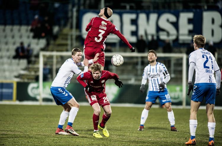 Michael Lumb kommer højt til vejrs på ryggen af Gustav Marcussen. Tim Kildeborg Jensen/Ritzau Scanpix