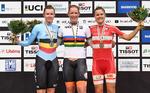 Amalie Dideriksen med bronzemedaljen om halsen sammen med den nykårede hollandske verdensmester Kirsten Wild og den belgiske sølvvinder Jolien D'Hoore.
   Emmanuel Dunand/Ritzau Scanpix