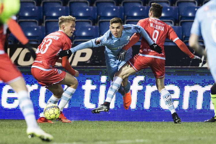 Der var masser af nærkampe onsdag i Randers. Her bliver hjemmeholdets Jakob Johansson tacklet af Matheus Leiria Dos Santos. (Foto: Mikkel Berg Pedersen/Scanpix 2018)
   Mikkel Berg Pedersen/Ritzau Scanpix