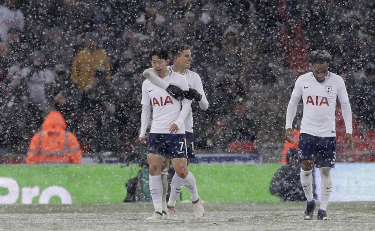 Mens sneen dalede scorede Heung-Min Son Tottenhams femte mål mod Rochdale. Matt Dunham/AP