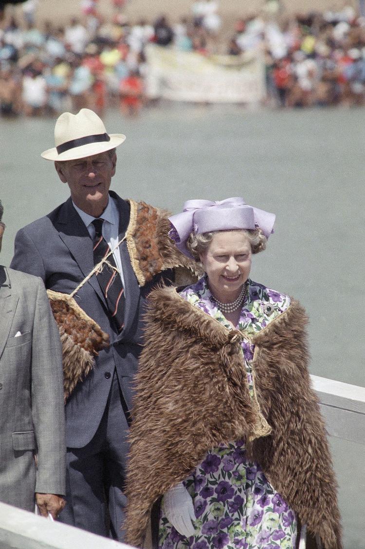 Man frygtede, at dronning Elizabeth II ikke ville besøge New Zealand efter forsøget på at tage hendes liv. Det var dog ikke tilfældet, og hun ses her i landet ni år efter drabsforsøget - i 1990. Stephan Holland/AP