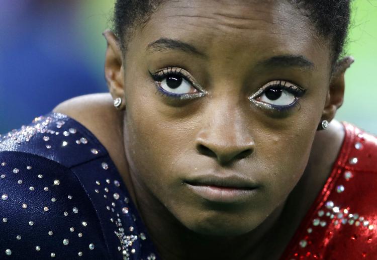 Gymnastikstjernen Simone Biles holdt længe sin historie for sig selv, men da lægen Larry Nassar blev dømt for sine sexovergreb, fortalte hun, at at han også havde chikaneret hende. Skandalen har mange konsekvenser.  
   Julio Cortez/AP