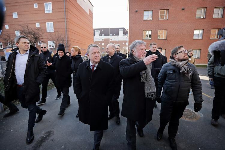 Pressemøde i Mjølnerparken om regeringens gettoudspil. Organisationsformand Jan Hyttel viser Statsminister Lars Løkke Rasmussen (V) rundt. Jens Dresling/POLFOTO