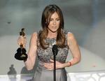 Kathryn Bigelow modtager her en Oscar for bedste instruktør for 'The Hurt Locker'. Det er 10 år siden. Hun er stadig den eneste kvinde, der har modtaget den pris.    Foto: Mark J. Terrill/AP