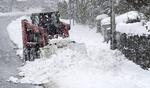 En sneplov tager kampen om mod elementerne i Co Kildare i Irland.  Niall Carson/AP