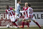  Jores Okore (tv.)  scorede sit andet sæsonmål og sikrede AaB sejren.   Claus Fisker/Ritzau Scanpix
