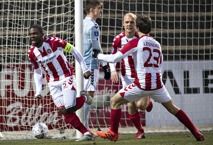  Jores Okore (tv.)  scorede sit andet sæsonmål og sikrede AaB sejren.   Claus Fisker/Ritzau Scanpix