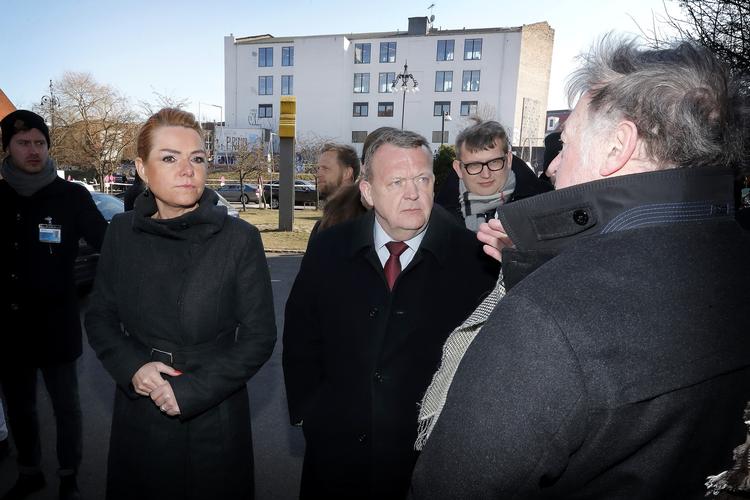 Pressemøde i Mjølnerparken om regeringens gettoudspil. Organisationsformand Jan Hyttel viser Statsminister Lars Løkke Rasmussen, Udlændinge og integrationsminister Inger Støjberg og Beskæftigelsesminister Troels Lund Poulsen rundt.
   Jens Dresling/POLFOTO