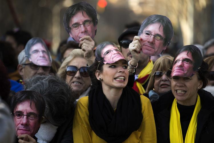 Demonstranter med Puigdemont-masker fotograferet foran parlamentet i Barcelona i januar.  Emilio Morenatti/AP