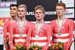 Selv om de har leveret en fornem præstation ved VM, var der ingen smil at spore hos de fire danskere, da de hyldedes med sølvmedaljerne om halsen efter finalen i 4 km holdforfølgelsesløb. Fra venstre er det Casper Folsach, Julius Johansen, Niklas Larsen og Frederik Rodenberg.
   Emmanuel Dunand/Ritzau Scanpix