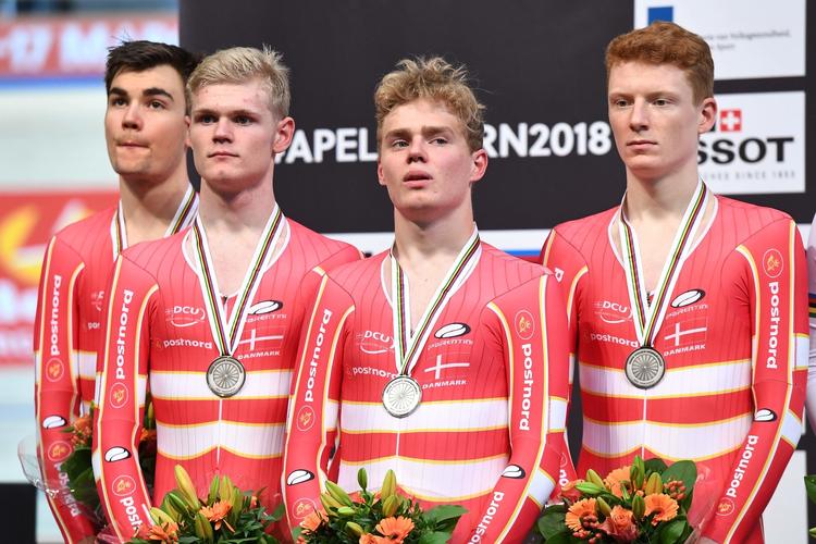 Selv om de har leveret en fornem præstation ved VM, var der ingen smil at spore hos de fire danskere, da de hyldedes med sølvmedaljerne om halsen efter finalen i 4 km holdforfølgelsesløb. Fra venstre er det Casper Folsach, Julius Johansen, Niklas Larsen og Frederik Rodenberg.
   Emmanuel Dunand/Ritzau Scanpix