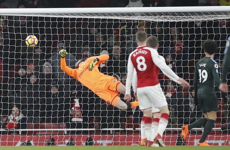  Petr Cech var på ny chanceløs mod Citys målsøgende spillere.  Frank Augstein/AP