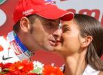 Det skal være slut med kysseriet på podiet i Tour de France som her, hvor klatreren Paolo Bettini under en etape i 2004 hyldes i bjergtrøjen. Peter Dejong/AP