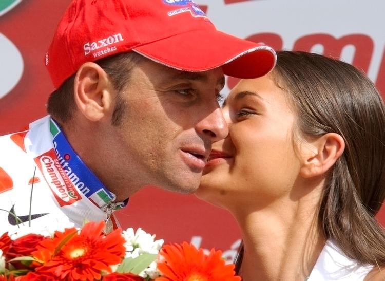 Det skal være slut med kysseriet på podiet i Tour de France som her, hvor klatreren Paolo Bettini under en etape i 2004 hyldes i bjergtrøjen. Peter Dejong/AP