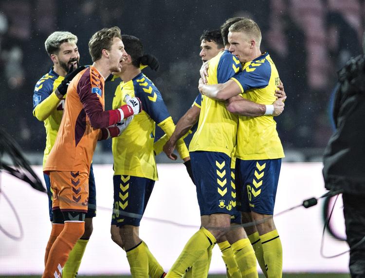 Brøndby-spillerne, der var stærkt støttet af de medrejsende fans, jublede på FCM Arena. Det var en supervigtig sejr. Men der er lang vej til DM-guldet endnu.  Henning Bagger/Ritzau Scanpix