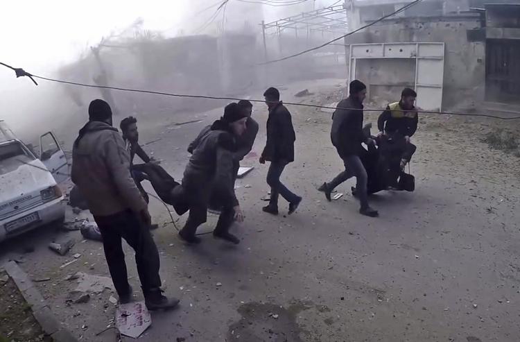 Billedet her stammer fra en video, hvor sårede hjælpes i sikkerhed. Det er offentliggjort af Hvide Hjelme, der forsøger at hjælpe sårede og civile i Syrien.
    
   /AP