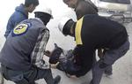 En såret mand får hjælp i Ghouta. Billedet er offentliggjort af Hvide Hjelme, en frivillig bevægelse, der blandt andet forsøger at hjælpe sårede i sikkerhed.
    
   /AP