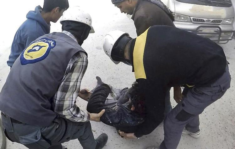 En såret mand får hjælp i Ghouta. Billedet er offentliggjort af Hvide Hjelme, en frivillig bevægelse, der blandt andet forsøger at hjælpe sårede i sikkerhed.
    
   /AP
