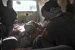 Sårede modtager hjælp fra frivillige fra Hvide Hjelme, der blandt andet forsøger at hjælpe sårede i sikkerhed. Her efter et luftangreb nær Ghouta. Billedet er offentliggjort af Hvide Hjelme.
    
   /AP