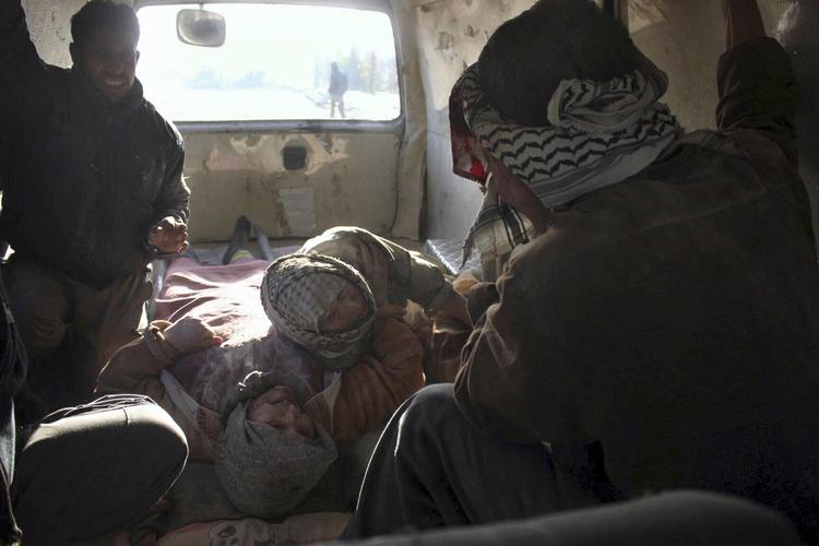 Sårede modtager hjælp fra frivillige fra Hvide Hjelme, der blandt andet forsøger at hjælpe sårede i sikkerhed. Her efter et luftangreb nær Ghouta. Billedet er offentliggjort af Hvide Hjelme.
    
   /AP