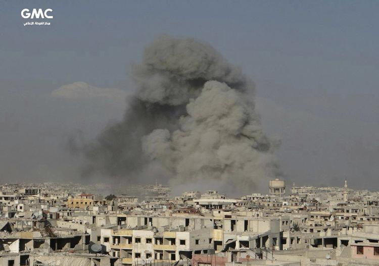 Regeringenstropper med støtte fra det russiske militær gennemfører et luftangreb i Ghouta. Billedet er offentliggjort af aktivistiske regeringsmodstandere fra Ghouta Media Center.
    Uncredited/AP