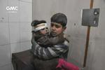 To syriske børn er blevet såret efter luftangreb. De befinder sig på et hospital i Ghouta. Billedet er offentliggjort af aktivistiske regeringsmodstandere fra Ghouta Media Center.
    
   Uncredited/AP