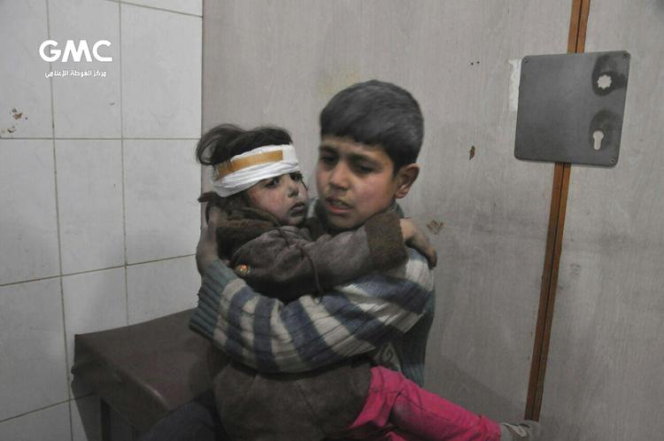 To syriske børn er blevet såret efter luftangreb. De befinder sig på et hospital i Ghouta. Billedet er offentliggjort af aktivistiske regeringsmodstandere fra Ghouta Media Center.
    
   Uncredited/AP