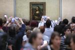 Turister foran Mona Lise på Louvre. 
   Markus Schreiber/AP