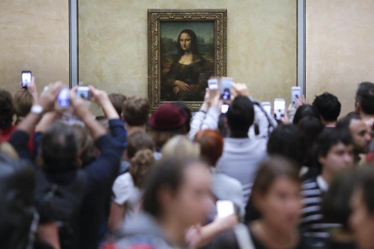 Turister foran Mona Lise på Louvre. 
   Markus Schreiber/AP