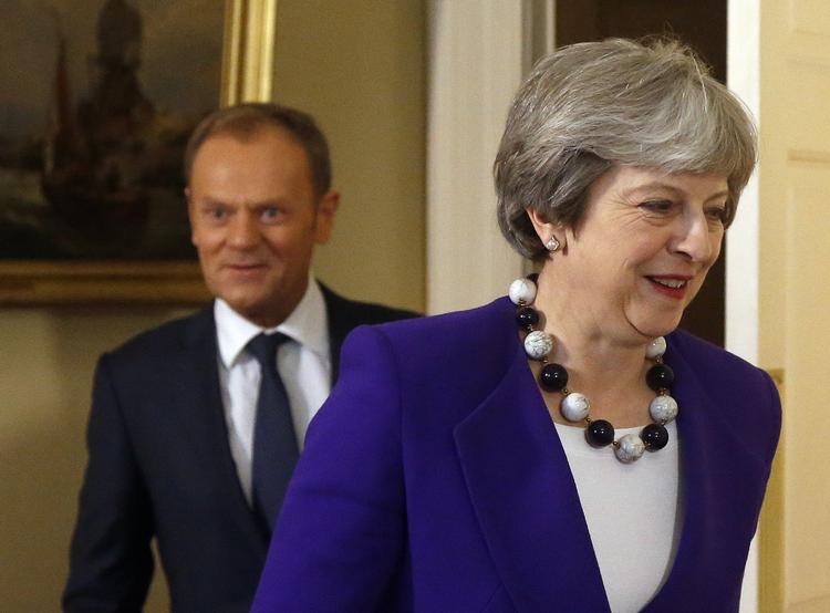 Premierminister Theresa May mødtes torsdag med Donald Tusk, formand for EU's ministerråd, forud for sin tale fredag, hvor hun ventes at fortælle om sit syn på Storbritanniens vej ud af EU.
    Britain's Prime Minister Theresa May meets with EU Council President Donald Tusk at 10 Downing Street in London, Thursday, March 1, 2018 .(AP Photo/Frank Augstein, pool)
   Frank Augstein/AP