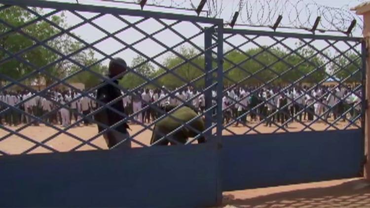 Bevæbnet politi vogter en skole i  Damaturu, Nigeria. Det sker som et led i regeringens forsøg på at højne sikkerheden efter militsen Boko Haram 16. februar kidnappede 111 skolepiger.   AP Photo/AP