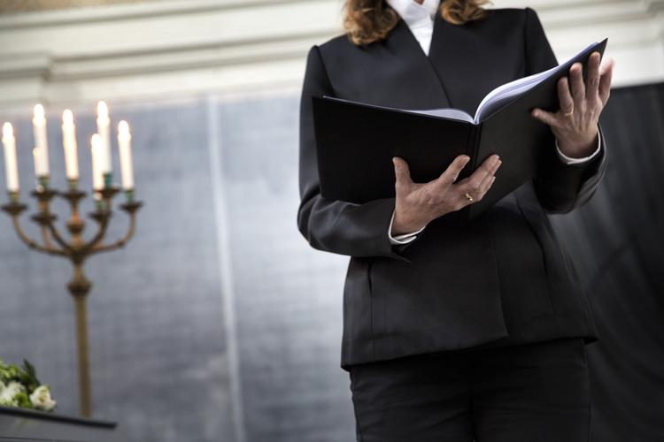 Foto fra en ceremoni afholdt af Humanistisk Samfund, som tilbyder ikkereligiøse ceremonier blandt andet ved livets afslutning.  Louise Herrche Serup/POLFOTO