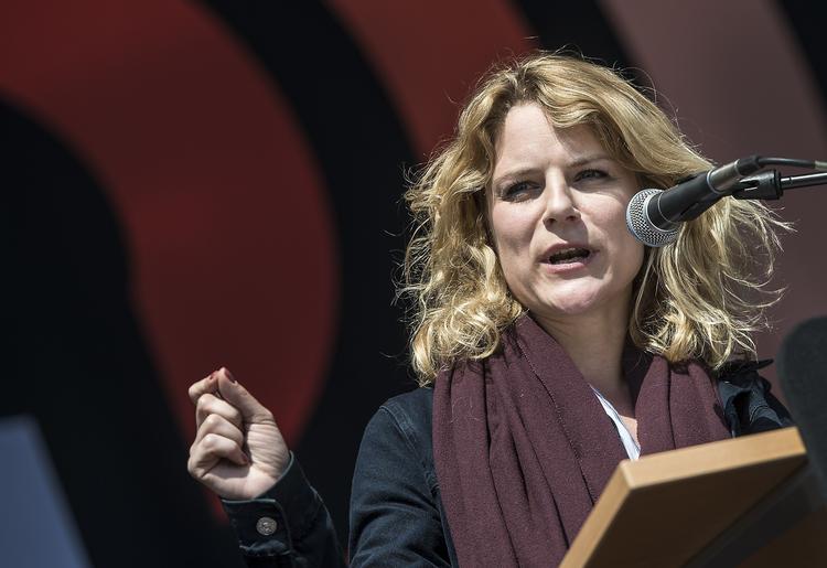 Enhedslistens Johanne Schmidt Nielsen på talerstolen i Fælledparken 1. maj. Nu går hun på barsel.  Flindt Mogens/POLFOTO