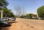 Røg kan ses i horisonten i Ouagadougou, Burkina Fasos hovedstad. Formodede islamister angreb flere mål i hovedstaden.  Ludivine Laniepce/AP