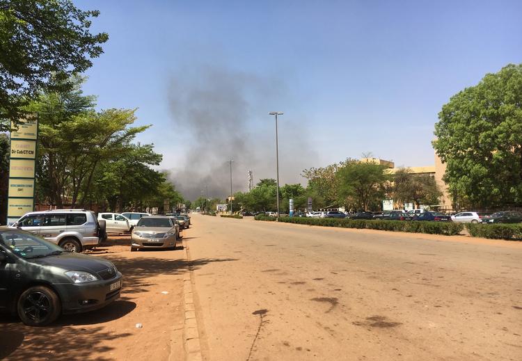 Røg kan ses i horisonten i Ouagadougou, Burkina Fasos hovedstad. Formodede islamister angreb flere mål i hovedstaden.  Ludivine Laniepce/AP