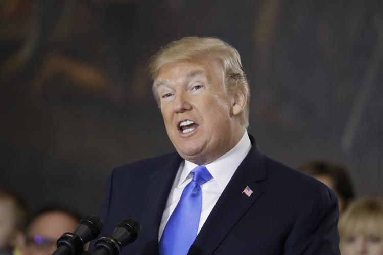 USA vil lægge høje toldsatser på import af stål og aluminium. Aamerikansk industri skal beskyttes mod 'urimelig konkurrence', mener præsident Donald Trump. Evan Vucci/AP