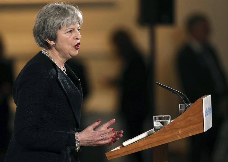 Premierminister Theresa May fortæller i en tale fredag, at briterne må indstille sig på, at afskeden med EU vil have ulemper.
    Britain's Prime Minister Theresa May delivers a speech at the Mansion House in London, Friday March 2, 2018. May promised to tell an impatient European Union on Friday what Britain is prepared to give and what it wants to take in a post-Brexit trade deal with the bloc. (Jonathan Brady/Pool Photo via AP)
   Jonathan Brady/AP